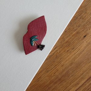Broche bouche fleuri bordeaux