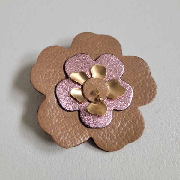 Broche fleur beige