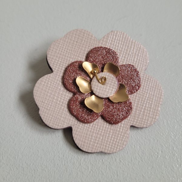 Broche fleur rose pale
