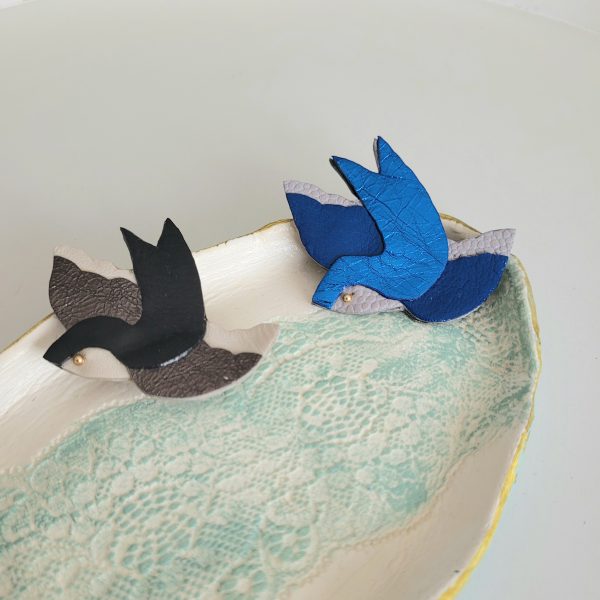 Broche hirondelle bleu électrique – Image 2