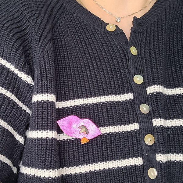 Broche bouche à fleur fucshia en cuir recyclé et plaqué or accessoire femme bijou accessoire femme bijou – Image 5