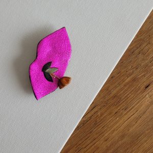 Broche bouche à fleur fucshia en cuir recyclé et plaqué or accessoire femme bijou accessoire femme bijou