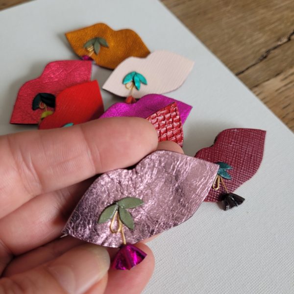 Broche bouche à fleur fucshia en cuir recyclé et plaqué or accessoire femme bijou accessoire femme bijou – Image 2