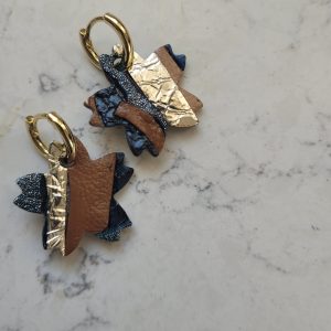 Créoles en plaqué or et pampille fleur de cerisier camel et bleu