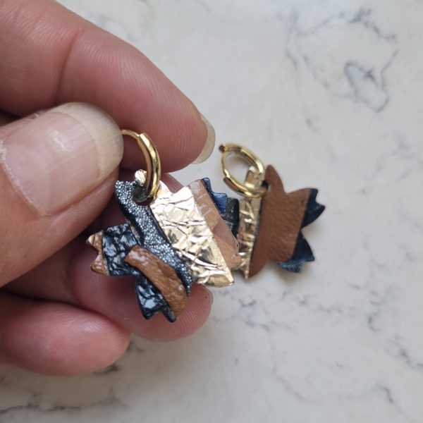 Créoles en plaqué or et pampille fleur de cerisier camel et bleu – Image 2