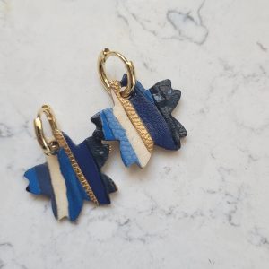 Créoles en plaqué or et pampille fleur de cerisier bleu