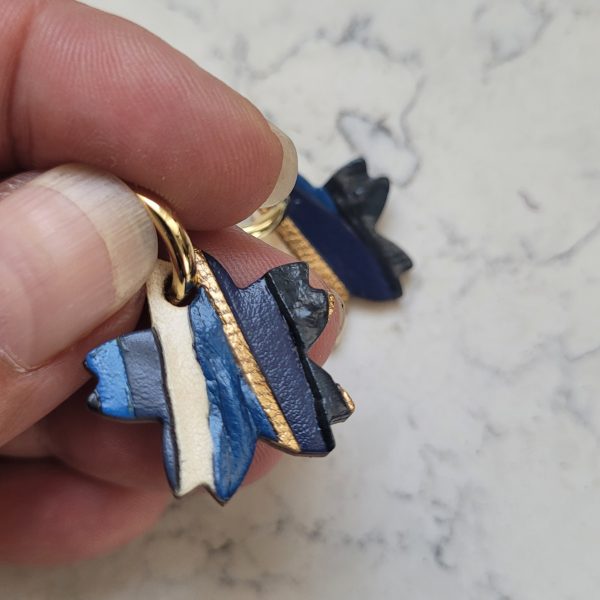 Créoles en plaqué or et pampille fleur de cerisier bleu – Image 2