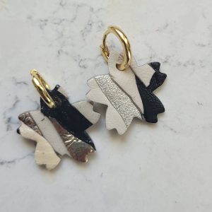 Créoles en plaqué or et pampille fleur de cerisier écru et noir