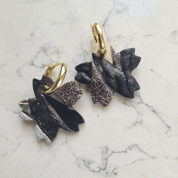 Créoles en plaqué or et pampille fleur de cerisier noir et gris