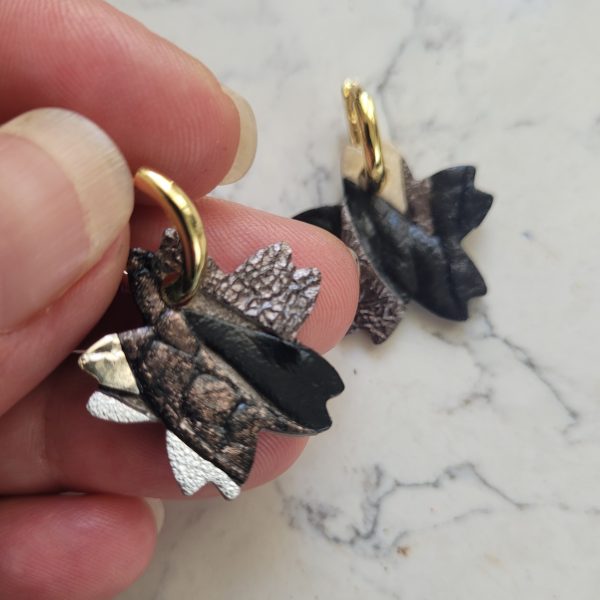 Créoles en plaqué or et pampille fleur de cerisier noir et gris – Image 2
