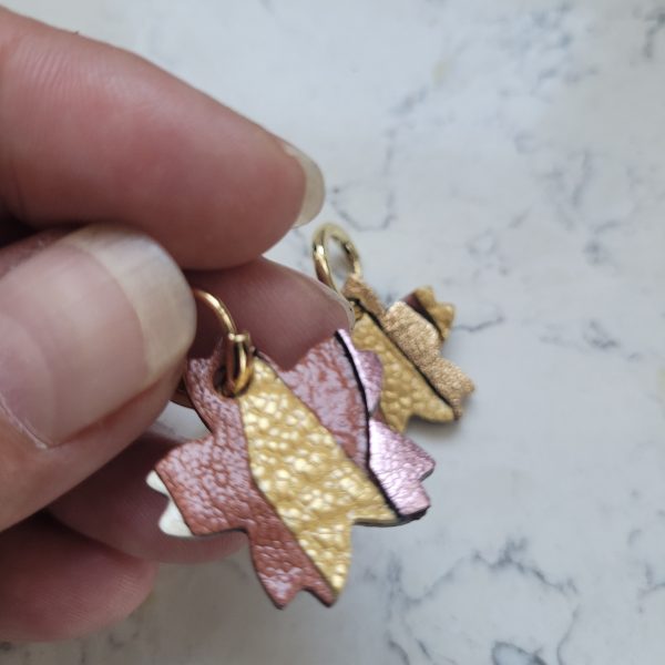 Créoles en plaqué or et pampille fleur de cerisier rose et gold – Image 2