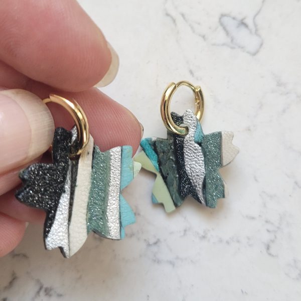 Créoles en plaqué or et pampille fleur de cerisier vert et turquoise – Image 2