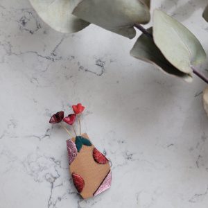 Broche en cuir recyclé bouquet de fleurs en vase dans les teintes de rouge  rose et beige