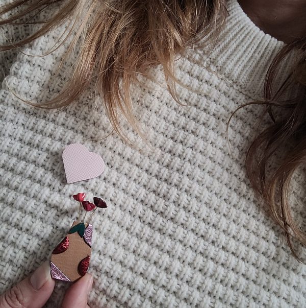Broche en cuir recyclé bouquet de fleurs en vase dans les teintes de rouge  rose et beige – Image 3