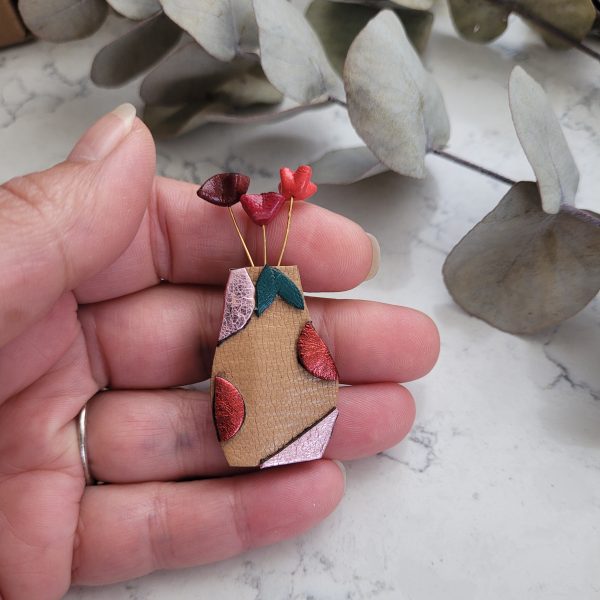 Broche en cuir recyclé bouquet de fleurs en vase dans les teintes de rouge  rose et beige – Image 2
