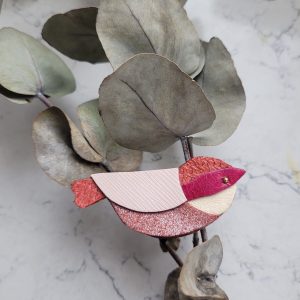 Broche en cuir recyclé mésange dans les teintes de rose