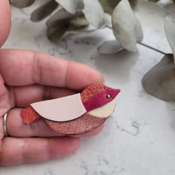 Broche en cuir recyclé mésange dans les teintes de rose – Image 2