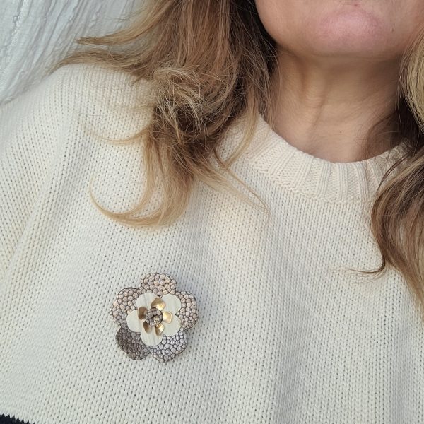 Broche cerisier en cuir recyclé dans les teintes de rose fuchsia et rose pale cœur en plaqué or accessoire femme bijou – Image 4