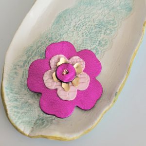 Broche cerisier en cuir recyclé dans les teintes de rose fuchsia et rose pale cœur en plaqué or accessoire femme bijou