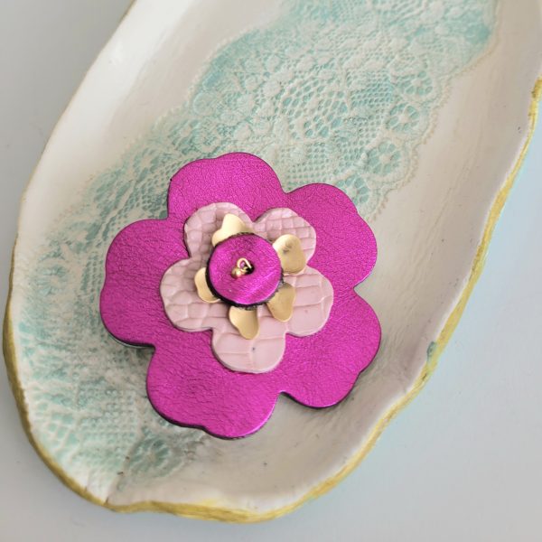 Broche cerisier en cuir recyclé dans les teintes de rose fuchsia et rose pale cœur en plaqué or accessoire femme bijou