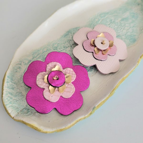 Broche cerisier en cuir recyclé dans les teintes de rose fuchsia et rose pale cœur en plaqué or accessoire femme bijou – Image 3