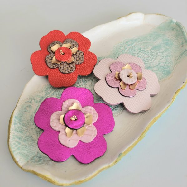 Broche cerisier en cuir recyclé dans les teintes de rose fuchsia et rose pale cœur en plaqué or accessoire femme bijou – Image 2