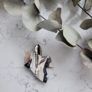 Broche colombe en cuir dans les coloris noir gris et argent