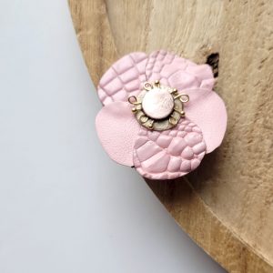 Broche fleur de cerisier rose en cuir et plaqué or