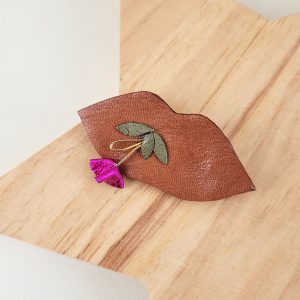 Broche bouche à fleur taupe en cuir recyclé et plaqué or accessoire femme bijou