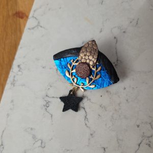 Broche l'ensorceleuse réalisée en cuir recyclé et plaqué or bleu