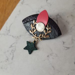 Broche l'ensorceleuse réalisée en cuir recyclé et plaqué or noir