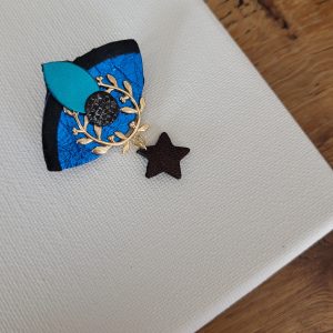 Broche l'ensorceleuse réalisée en cuir recyclé et plaqué or bleu  et turquoise
