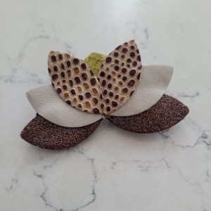 Broche lotus en cuir recyclé camel et léopard