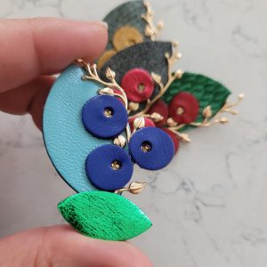 Broche Myrtilles en cuir recyclé et plaqué or