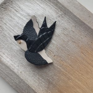 Broche hirondelle classique en cuir recyclé et plaqué or