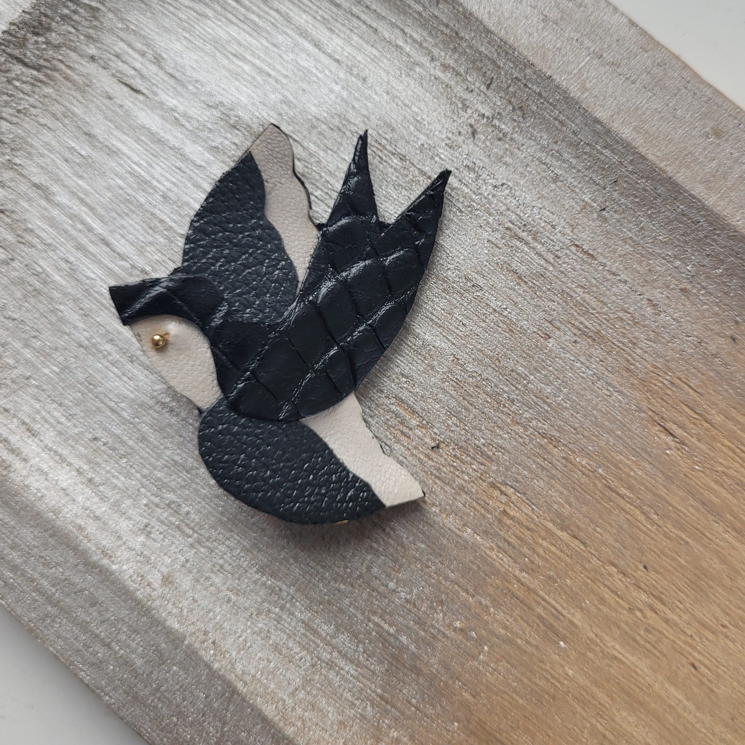 Broche hirondelle classique en cuir recyclé et plaqué or