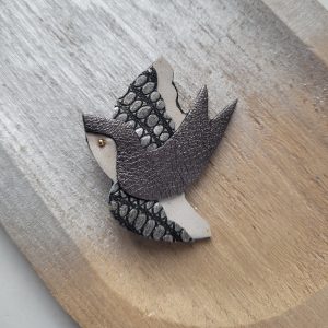 Broche hirondelle silver en cuir recyclé et plaqué or