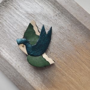 Broche hirondelle kaki en cuir recyclé et plaqué or