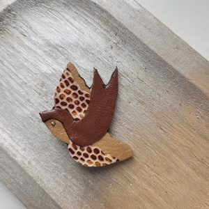 Broche hirondelle léopard en cuir recyclé et plaqué or