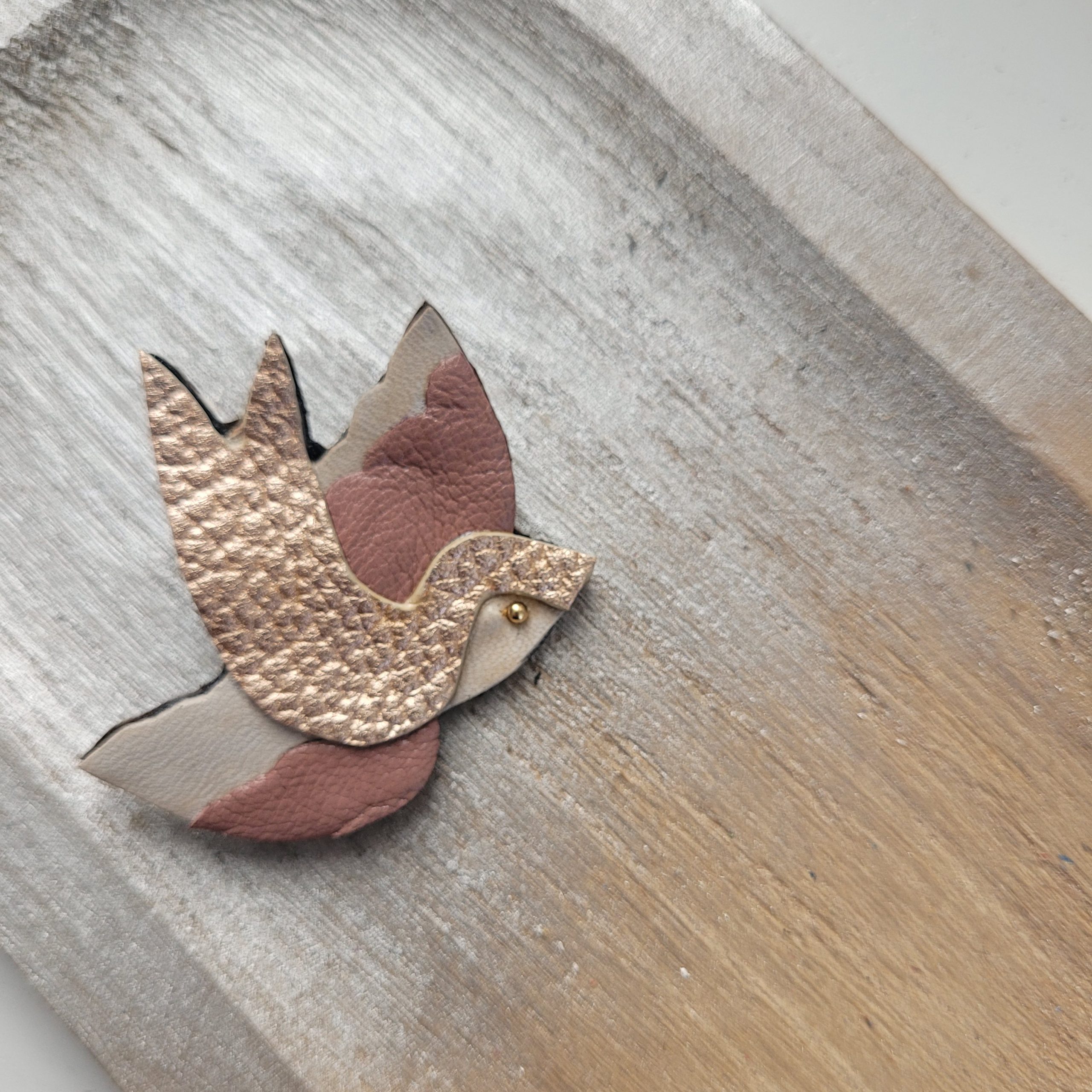 Broche hirondelle rose en cuir recyclé et plaqué or