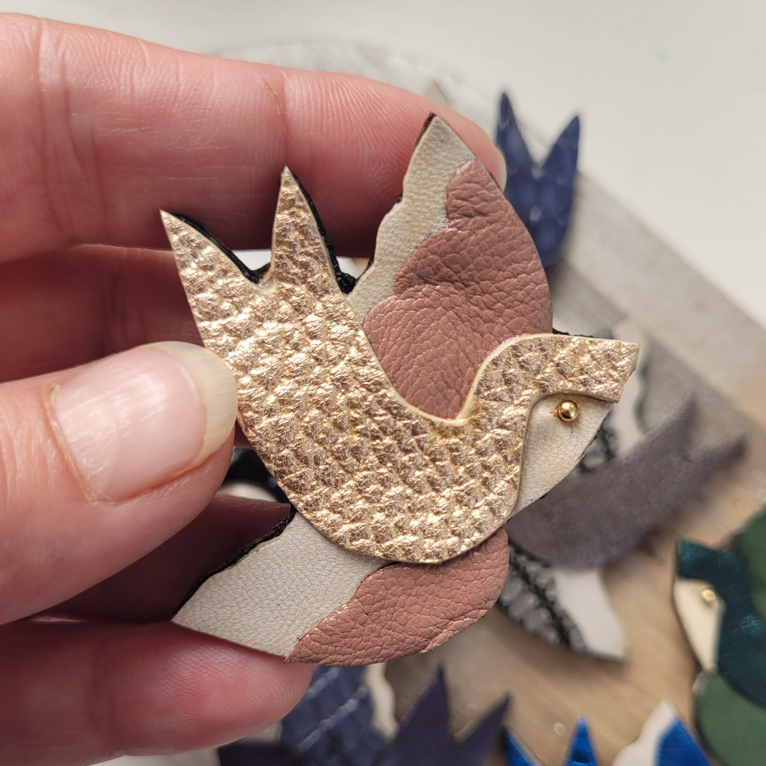 Broche hirondelle rose en cuir recyclé et plaqué or – Image 4