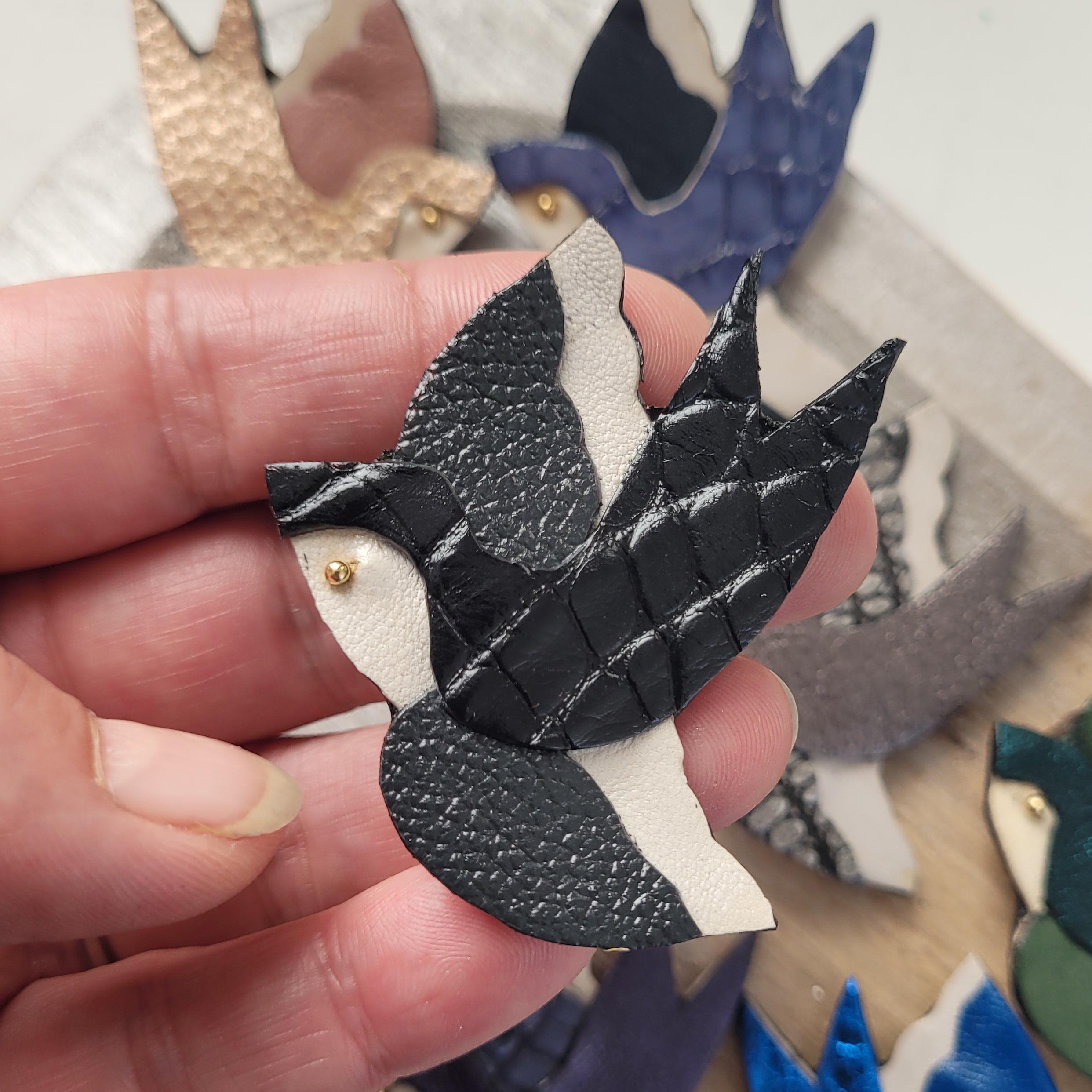 Broche hirondelle classique en cuir recyclé et plaqué or – Image 2