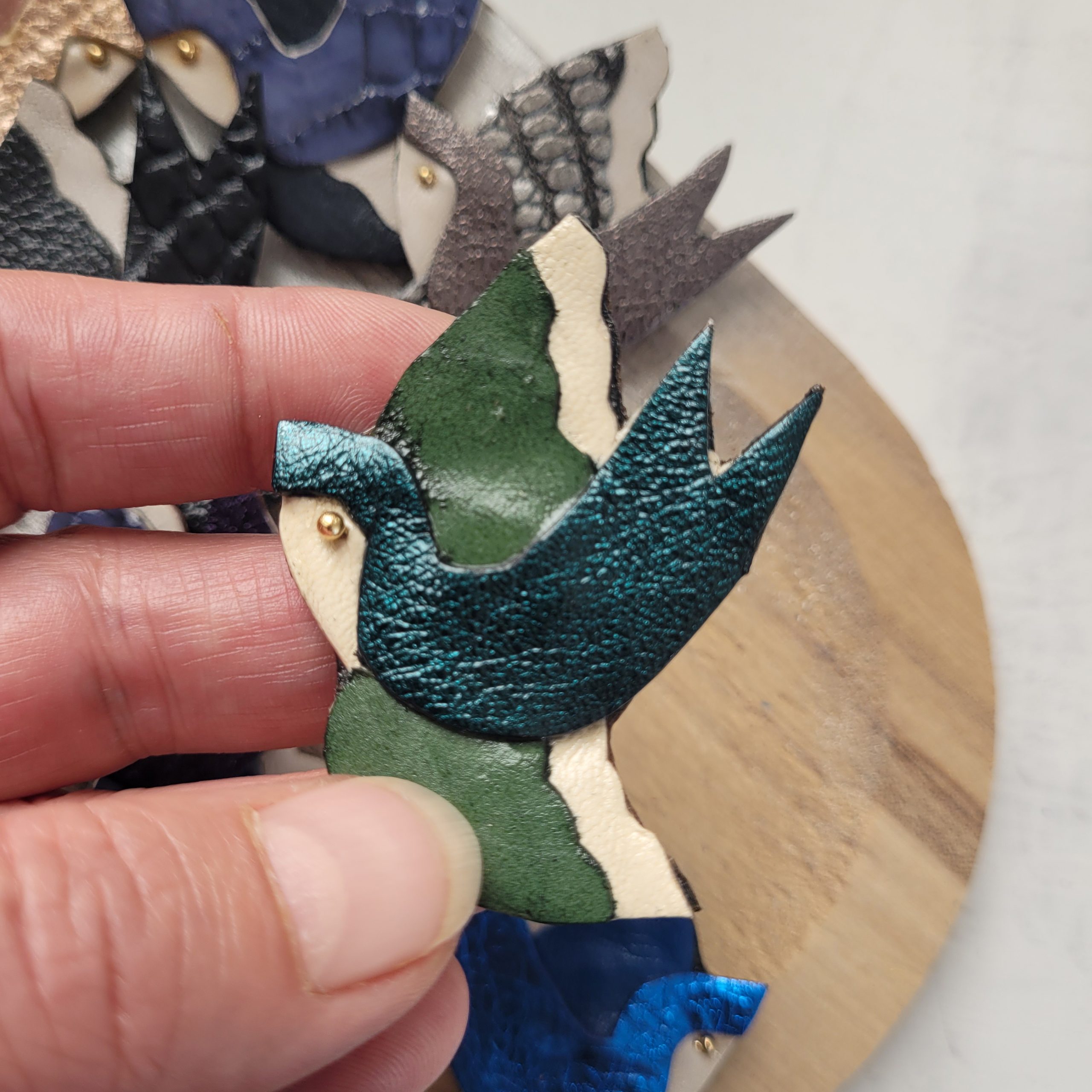 Broche hirondelle kaki en cuir recyclé et plaqué or – Image 2