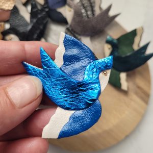 Broche hirondelle bleu électrique en cuir recyclé et plaqué or