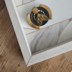 Broche Papillon de nuit en cuir doré