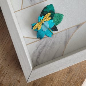 Broche Libellule en cuir recyclé et métal doré