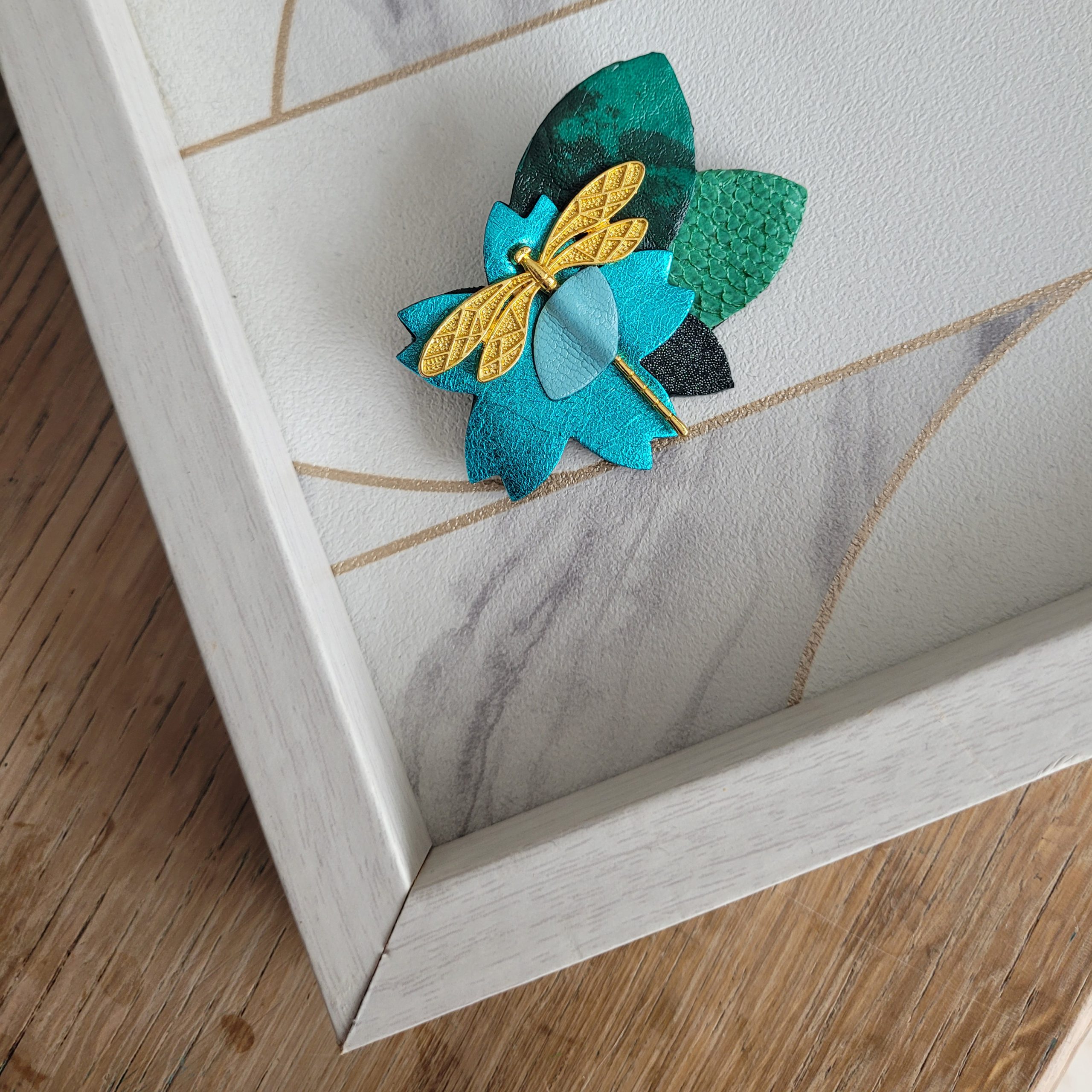 Broche Libellule en cuir recyclé et métal doré