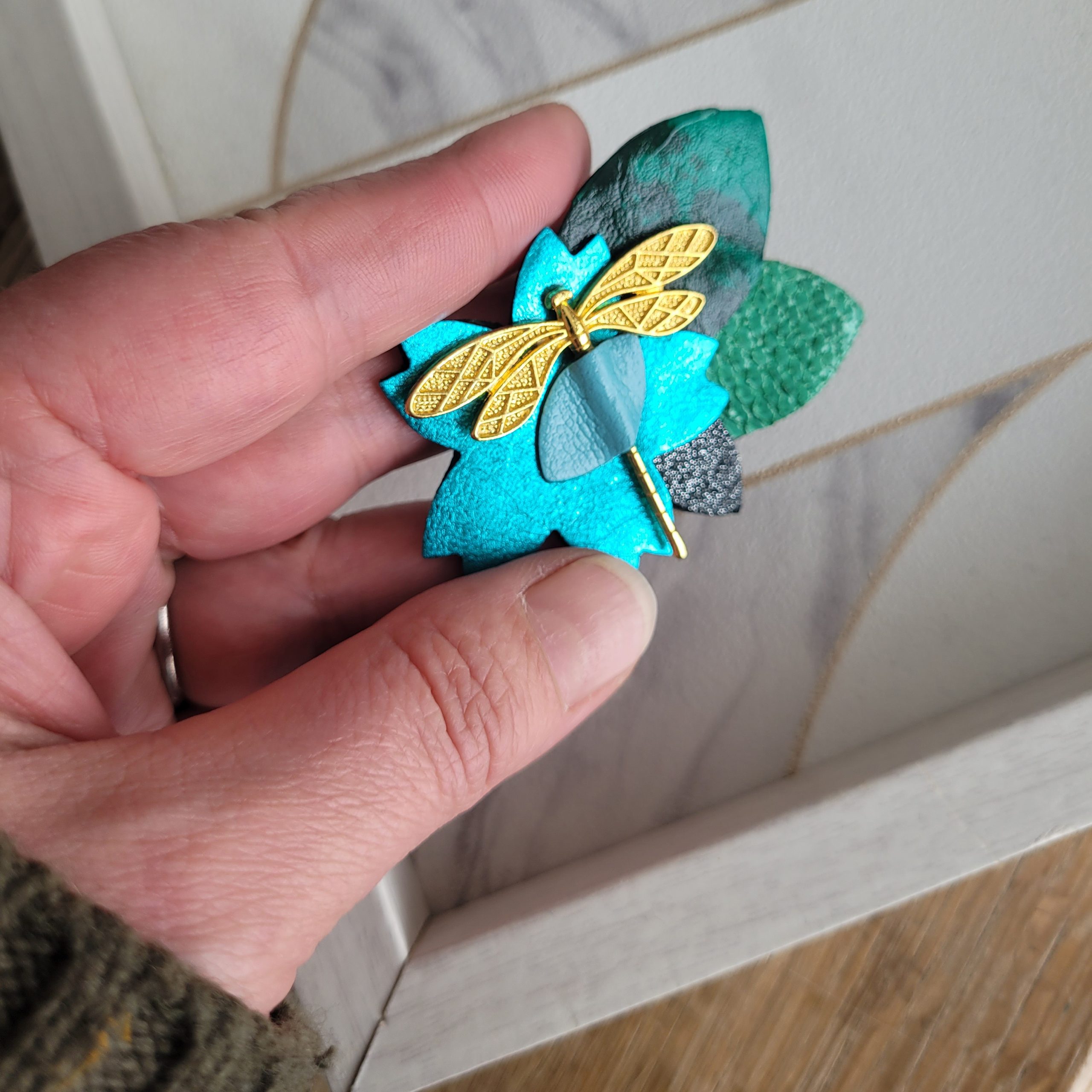 Broche Libellule en cuir recyclé et métal doré – Image 2