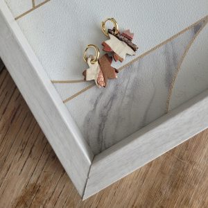 Créoles en plaqué or et pampille fleur de cerisier écru et rose doux