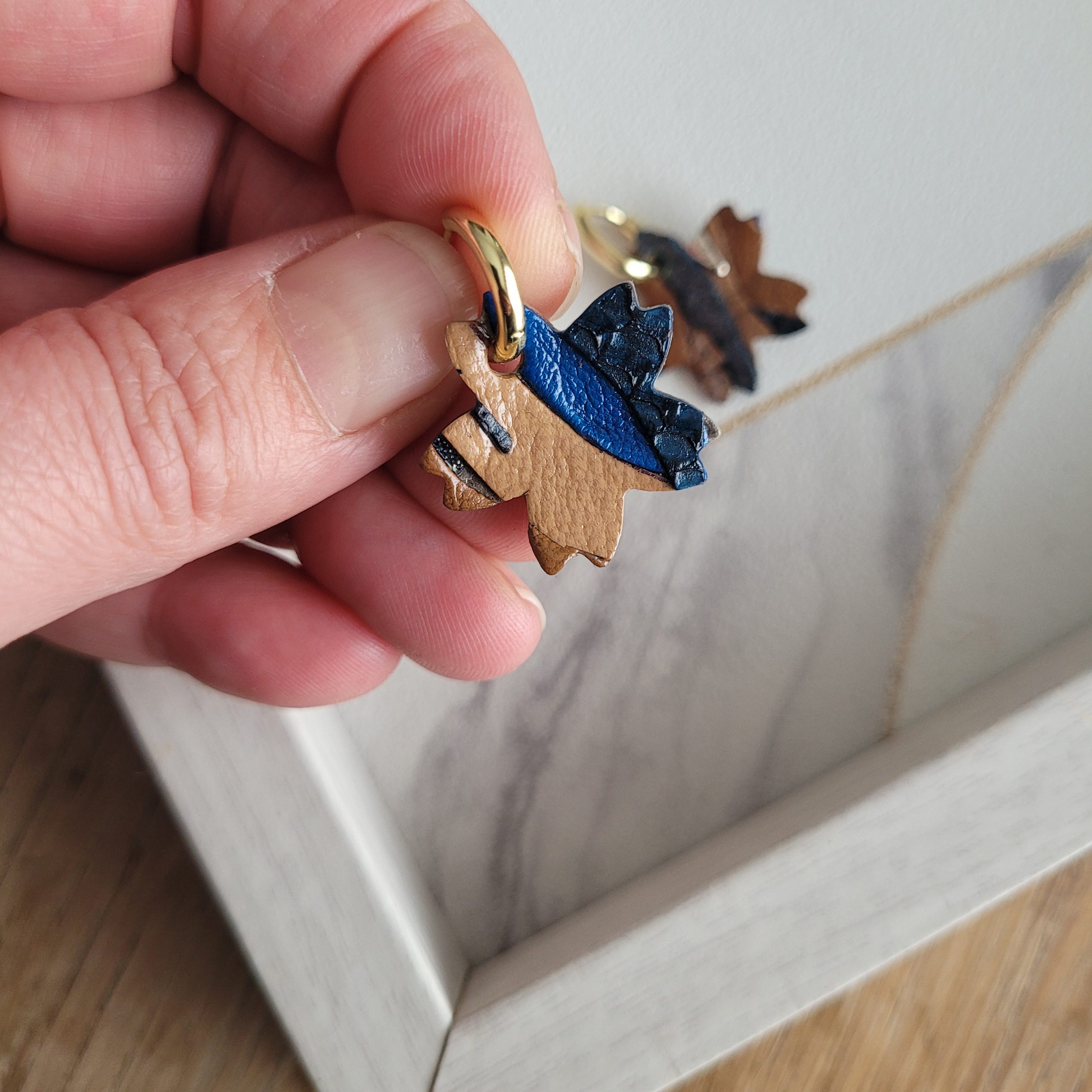 Créoles en plaqué or et pampille fleur de cerisier Beige et bleu – Image 2